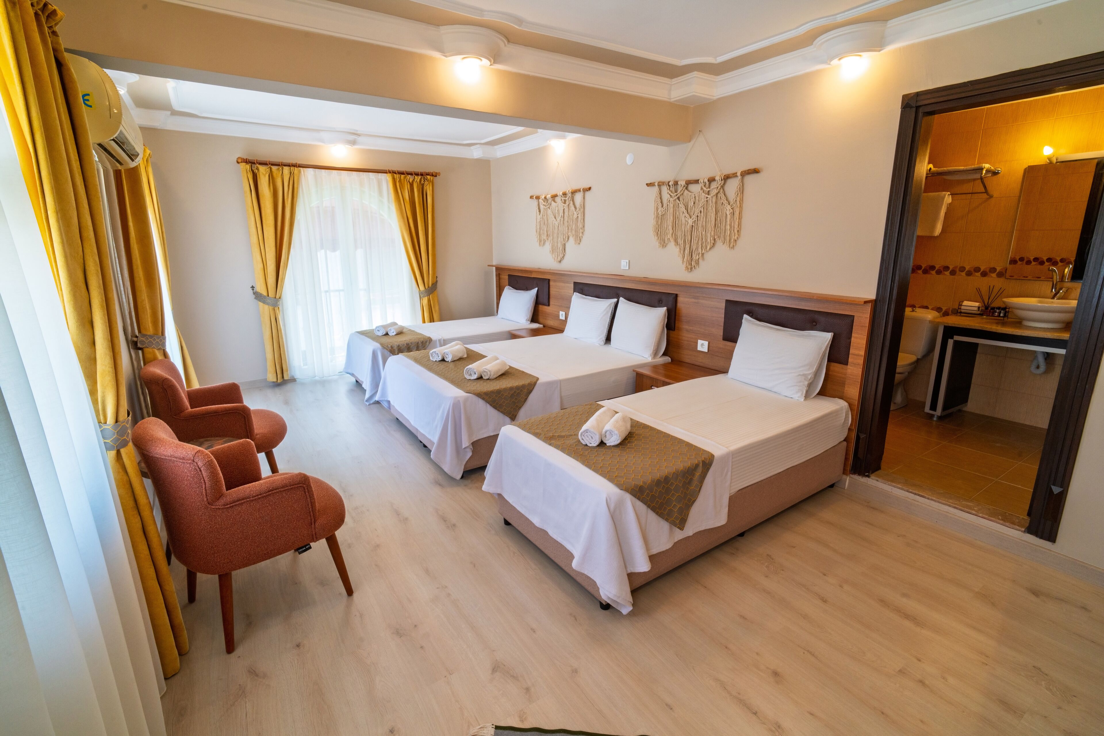 family quadruple room | 1 bedroom, premium bedding, minibar, laptop workspace