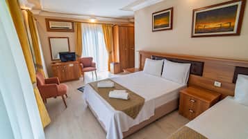 Familien-Dreibettzimmer | Hochwertige Bettwaren, Minibar, laptopgeeigneter Arbeitsplatz