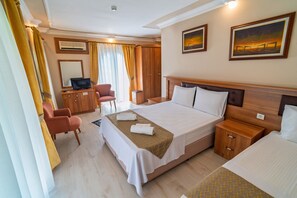 Familien-Dreibettzimmer | Hochwertige Bettwaren, Minibar, laptopgeeigneter Arbeitsplatz