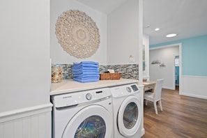 House, 4 Bedrooms, Pool Access, Lake View | Laundry