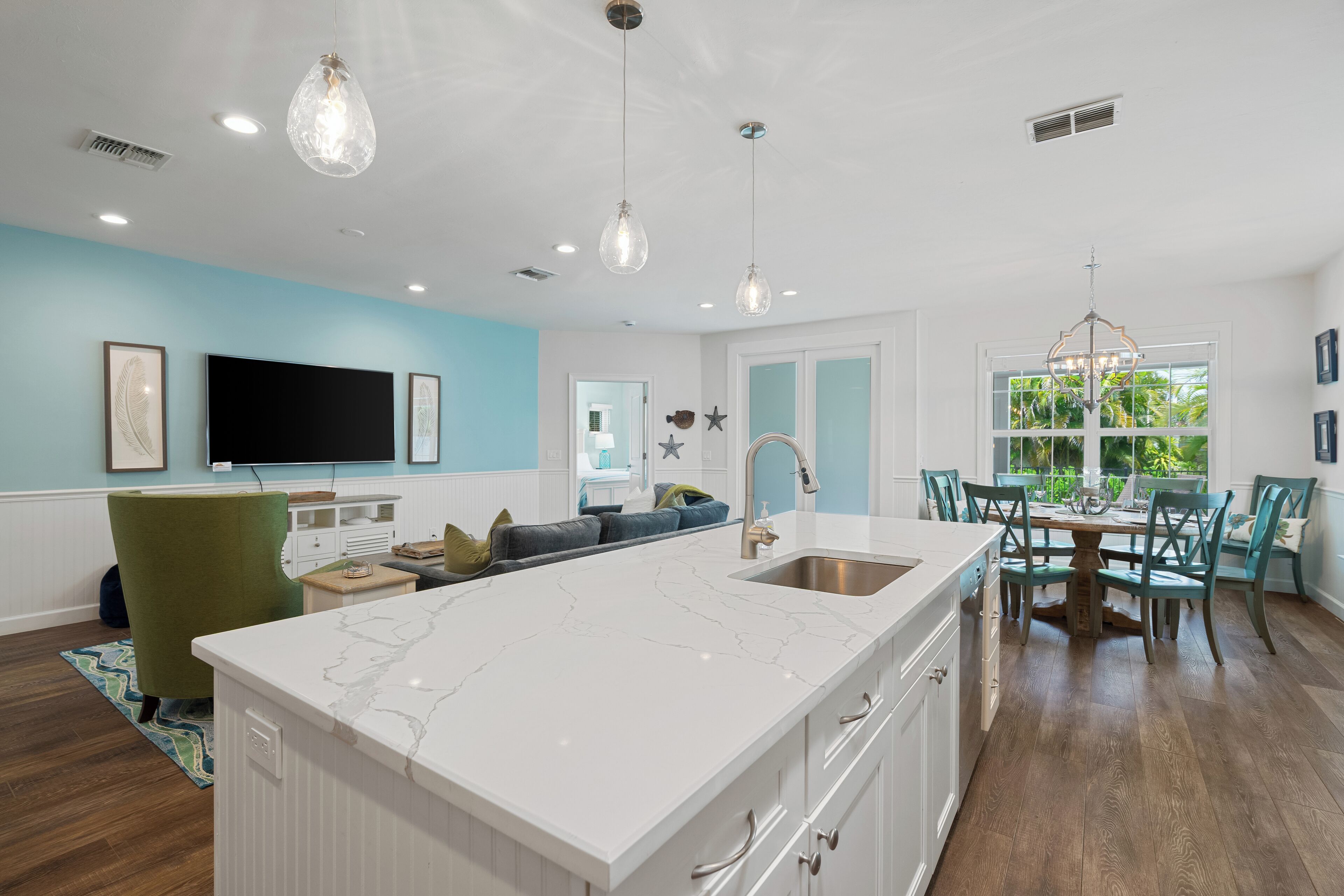 House, 4 Bedrooms, Pool Access, Lake View | Living area