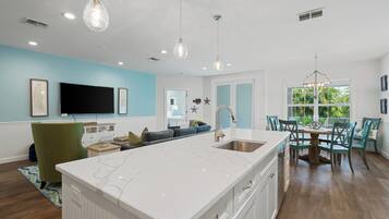 House, 4 Bedrooms, Pool Access, Lake View | Living area