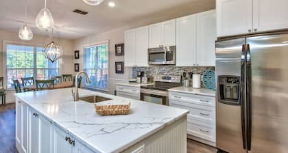 Sardinia Vacation Rental: Delightful Coastal Home near Vanderbilt Beach. Relax in a Private Pool and Spacious 4-BR Retreat with Modern Amenities. Ideal for Families. Minutes from Mercato and Local Attractions