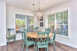House, 4 Bedrooms, Pool Access, Lake View | In-room dining