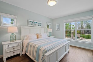 House, 4 Bedrooms, Pool Access, Lake View - Sardinia Vacation Rental: Delightful Coastal Home near Vanderbilt Beach. Relax in a Private Pool and Spacious 4-BR Retreat with Modern Amenities. Ideal for Families. Minutes from Mercato and Local Attractions (Naples)