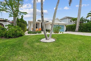 House, 4 Bedrooms, Pool Access, Lake View | Garden view