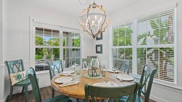 House, 4 Bedrooms, Pool Access, Lake View | Dining room