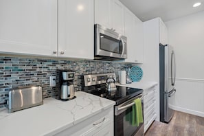 House, 4 Bedrooms, Pool Access, Lake View | Private kitchen | Full-size fridge, microwave, oven, stovetop