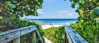 Sardinia Vacation Rental: Delightful Coastal Home near Vanderbilt Beach. Relax in a Private Pool and Spacious 4-BR Retreat with Modern Amenities. Ideal for Families. Minutes from Mercato and Local Attractions