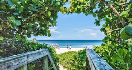 Sardinia Vacation Rental: Delightful Coastal Home near Vanderbilt Beach. Relax in a Private Pool and Spacious 4-BR Retreat with Modern Amenities. Ideal for Families. Minutes from Mercato and Local Attractions
