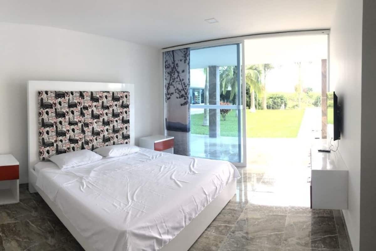 Deluxe tweepersoonskamer, uitzicht op zwembad | Luxe beddengoed, verduisterende gordijnen, gratis wifi, beddengoed
