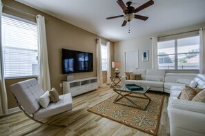 Villa, 6 Bedrooms | Living area