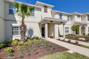 タウンホーム 4 ベッドルーム | 施設の正面