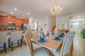 Villa, 6 Bedrooms | Private kitchen