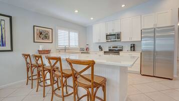 Großer Kühlschrank, Mikrowelle, Ofen, Herdplatte