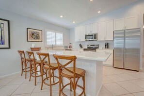 Grand réfrigérateur, micro-ondes, four, plaque de cuisson