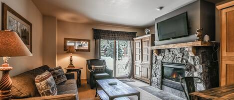 Fernseher, Kamin, Tischfußball