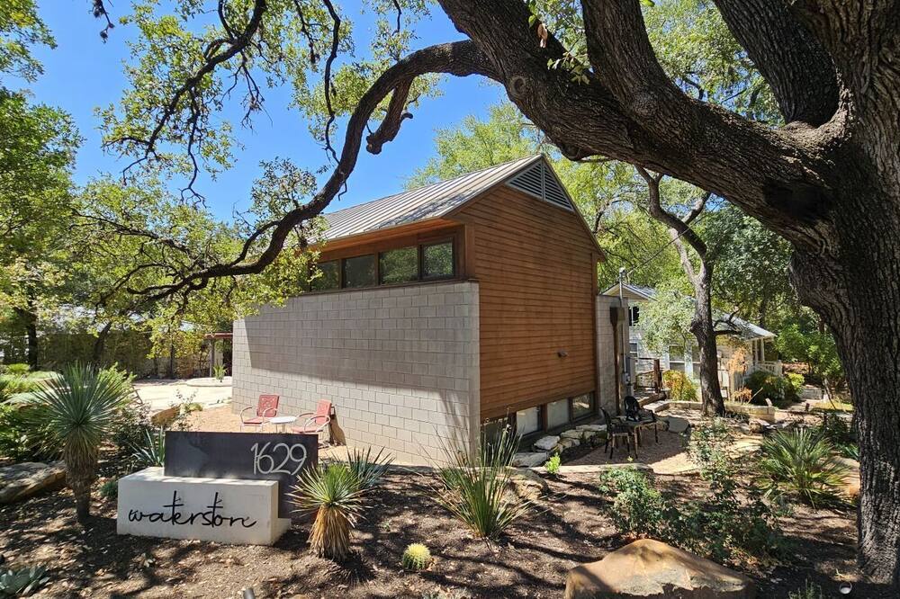 Modern Guest House - EV charger. Great Location