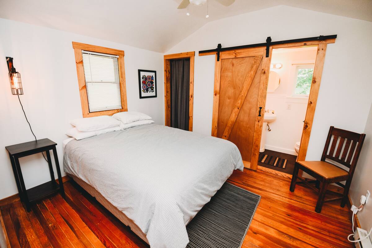 Standard Cabin | Iron/ironing board (on request), bed sheets