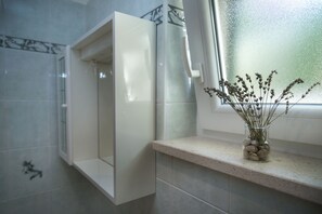 Basic Apartment, Balcony (1st Floor Piccolo) | Bathroom