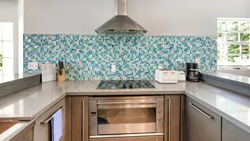 Großer Kühlschrank, Mikrowelle, Ofen, Herdplatte