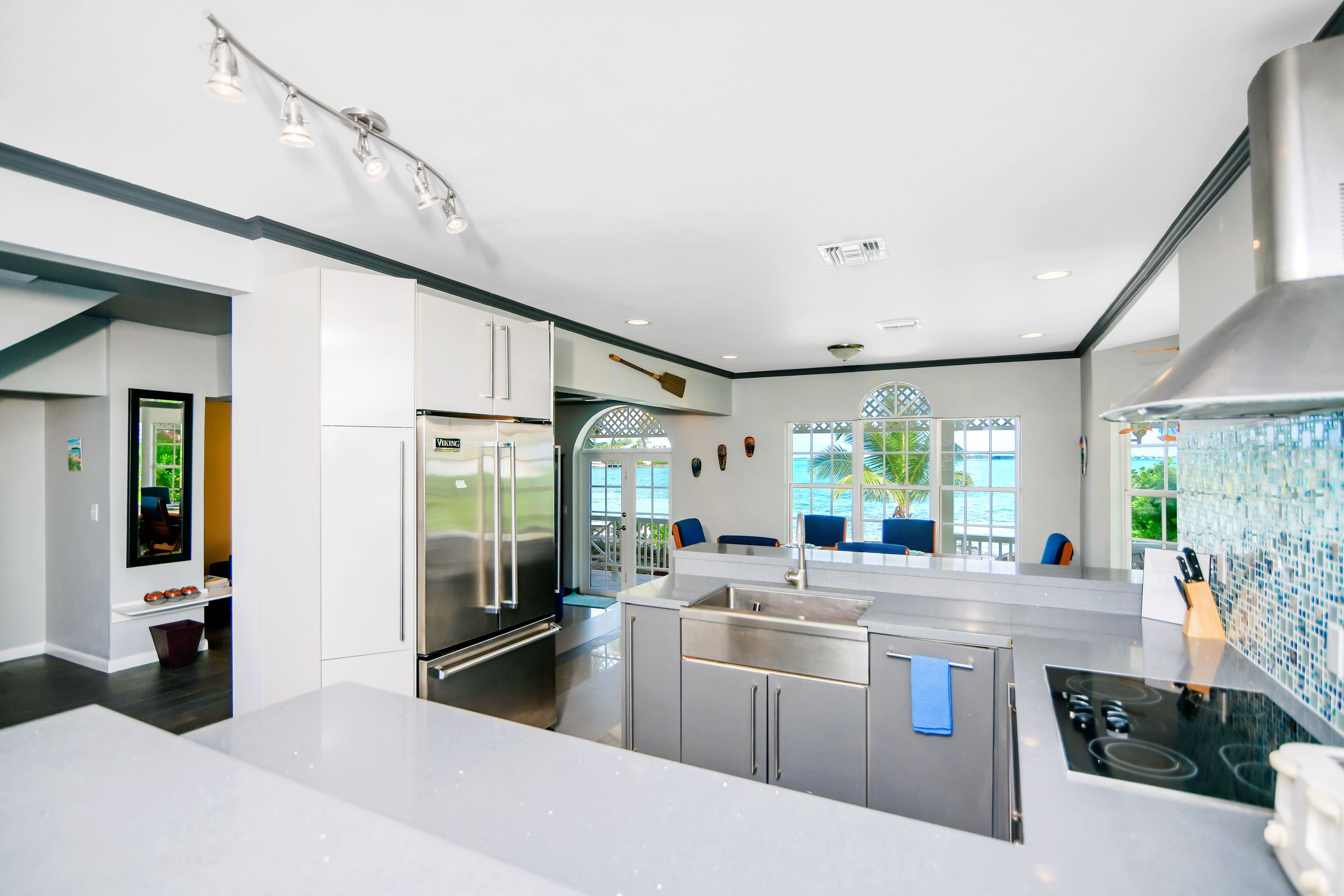 Køleskab/fryser i fuld størrelse, mikrobølgeovn, ovn, kogeplade