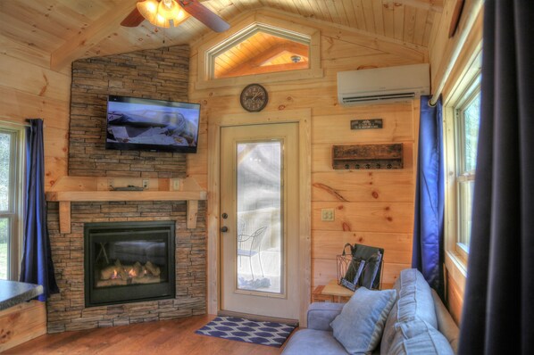 TV, fireplace, video games, DVD player - Peaceful & Romantic Log Cabin w/Hot Tub+Fireplace+Wi-Fi (Topton)