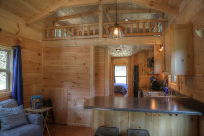 Peaceful & Romantic Log Cabin w/Hot Tub+Fireplace+Wi-Fi