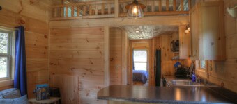 "Frank's Landing" Log Cabin w/Hot Tub+Fireplace+Wi-Fi, "Peaceful & Romantic"