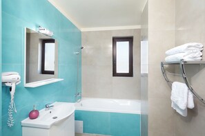 City Penthouse | Bathroom | Bathtub, hair dryer, towels, soap - Visaj Residence (Timisoara)