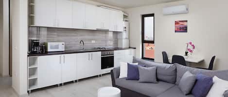 Penthouse urbano | Cocina privada | Refrigerador con congelador, microondas y parrilla de estufa