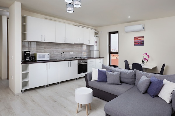 City penthouse | Privát konyha | Nagyméretű hűtő/fagyasztó, mikrohullámú sütő, főzőlap és kávéfőző