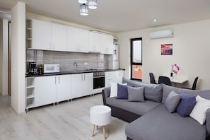 City Penthouse | Private kitchen | Full-size fridge, microwave, stovetop, espresso maker - Visaj Residence (Timisoara)