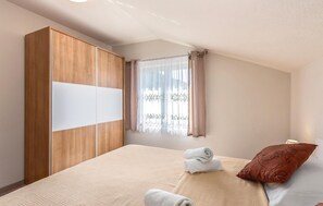 3 bedrooms, WiFi, bed sheets