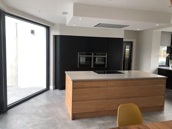 ميكروويف، غسالة أطباق، ماكينة لصنع القهوة/الشاي