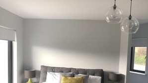 Une chambre à coucher avec un grand lit, deux lampes de chevet et une fenêtre.