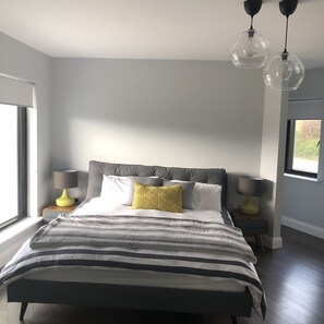 4 عدّة غرف نوم ومكواة/لوح كي وواي فاي وملاءات أسرّة