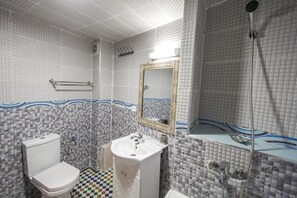 Deluxe Quadruple Room, Courtyard View | Bilik Mandi | Hulu semburan mandi hujan, kelengkapan dandanan diri percuma 