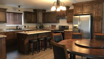 Kylskåp, mikrovågsugn, ugn och spishäll