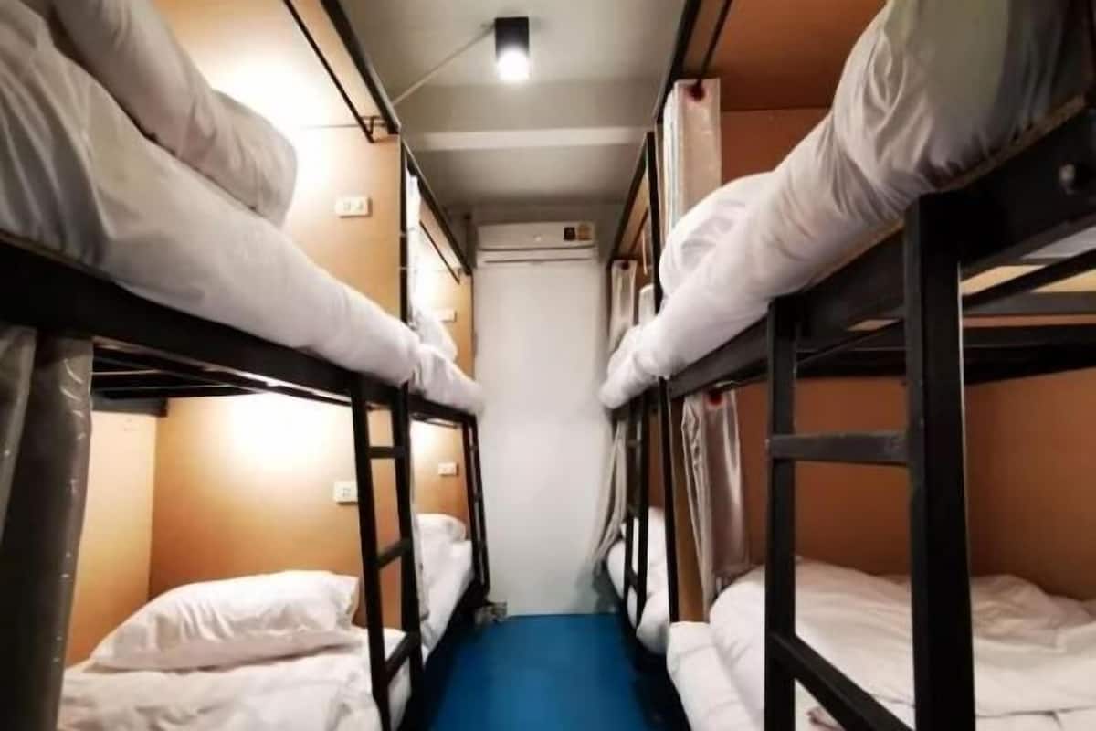 Tabla de planchar con plancha, wifi gratis y ropa de cama