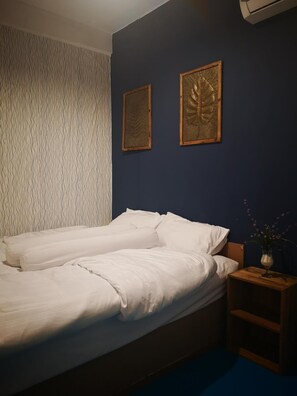 Iron/ironing board, free WiFi, bed sheets - Dluck Hostel (Kanchanaburi)