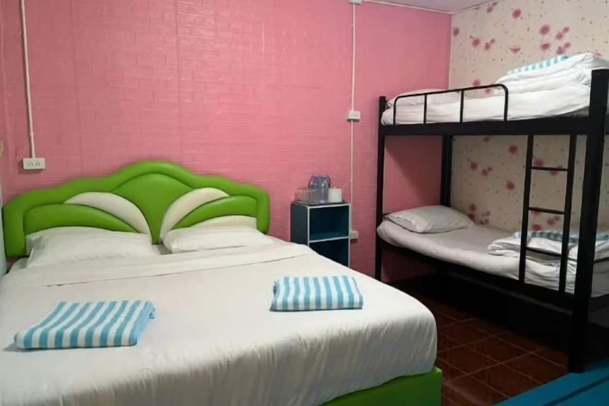 Tabla de planchar con plancha, wifi gratis y ropa de cama