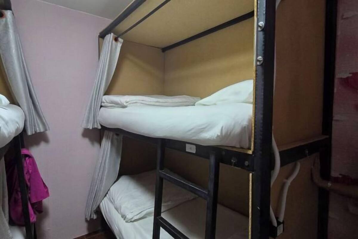 Een strijkplank/strijkijzer, gratis wifi, beddengoed