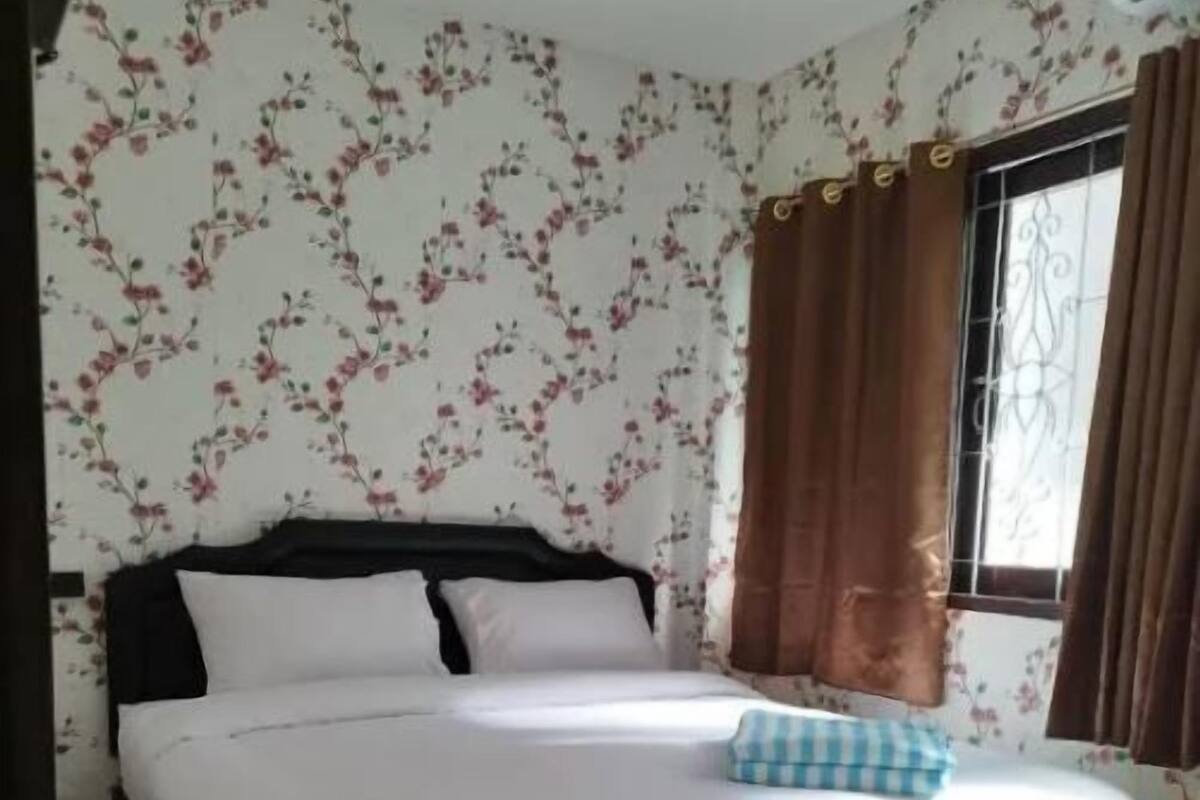 Iron/ironing board, free WiFi, bed sheets