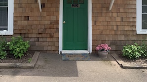 Un bâtiment en briques avec une porte verte portant les inscriptions « 416 » et « The Mackay ».