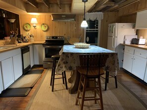 Fridge, microwave, oven, stovetop - Perfect house for entertaining and minutes from the lake & our historic village (Eagles Mere)