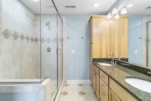 Combined shower/bathtub, towels - Turtle Bay 16 - Panoramic Riverview Townhouse - Next To Pool - Minutes to the Beach (Folly Beach)