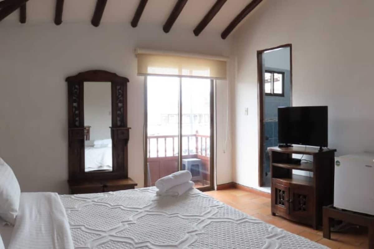 standard room | premium bedding, individually furnished, desk, laptop workspace