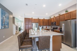 Fridge, microwave, oven, stovetop - 5Star Resort/Contactless Checkin/Mins to Parks/WaterPark/Arcade/Bar/Gym/AC/WiFi (Davenport)