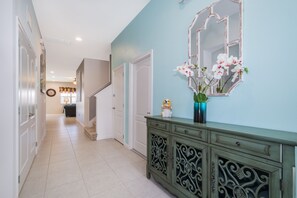 Interior - 5Star Resort/Contactless Checkin/Mins to Parks/WaterPark/Arcade/Bar/Gym/AC/WiFi (Davenport)